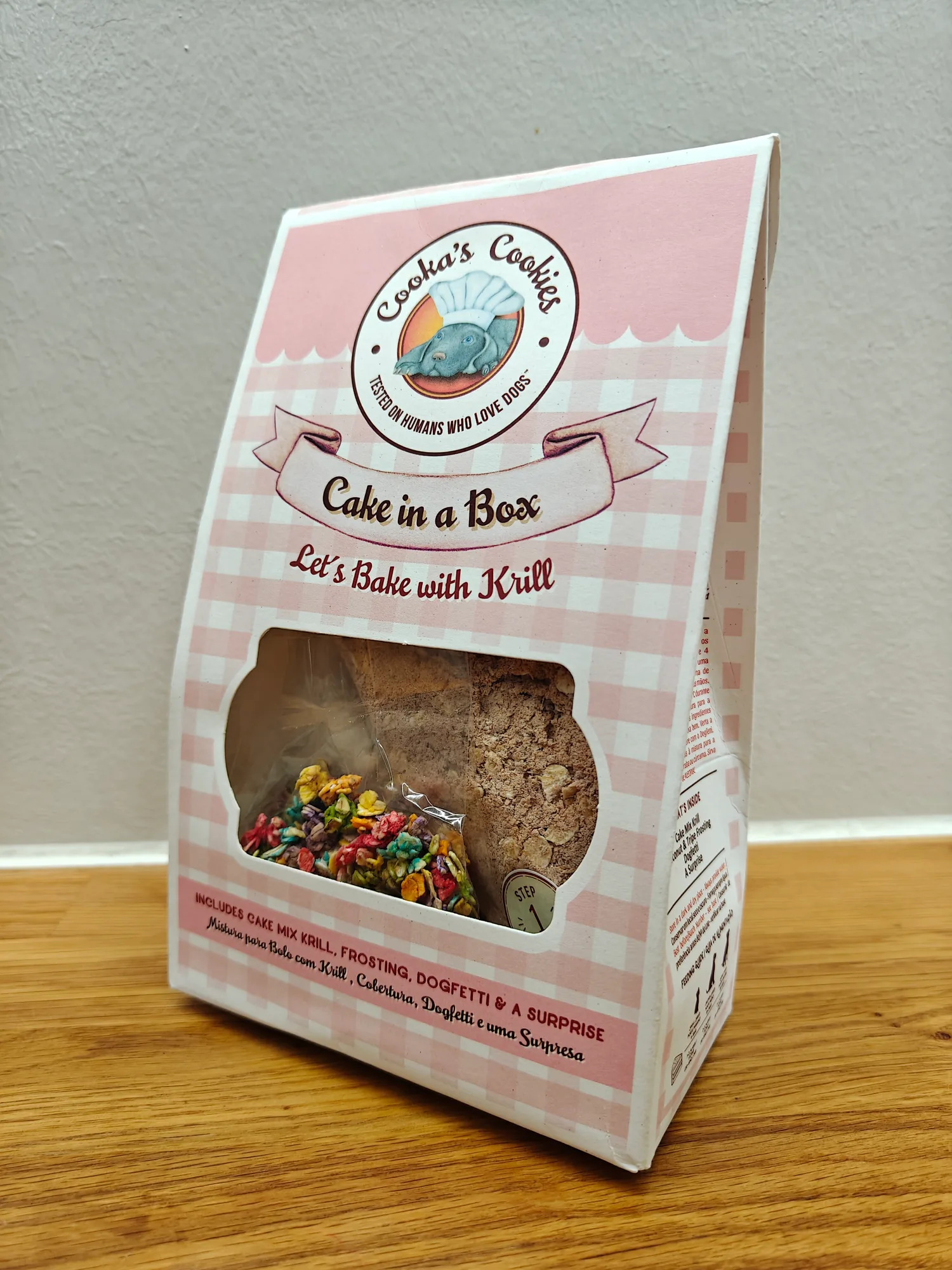 Kage i æske — lukket æske med Cooka's Cookies' "Cake in a Box, Let's Bake with Krill"-design