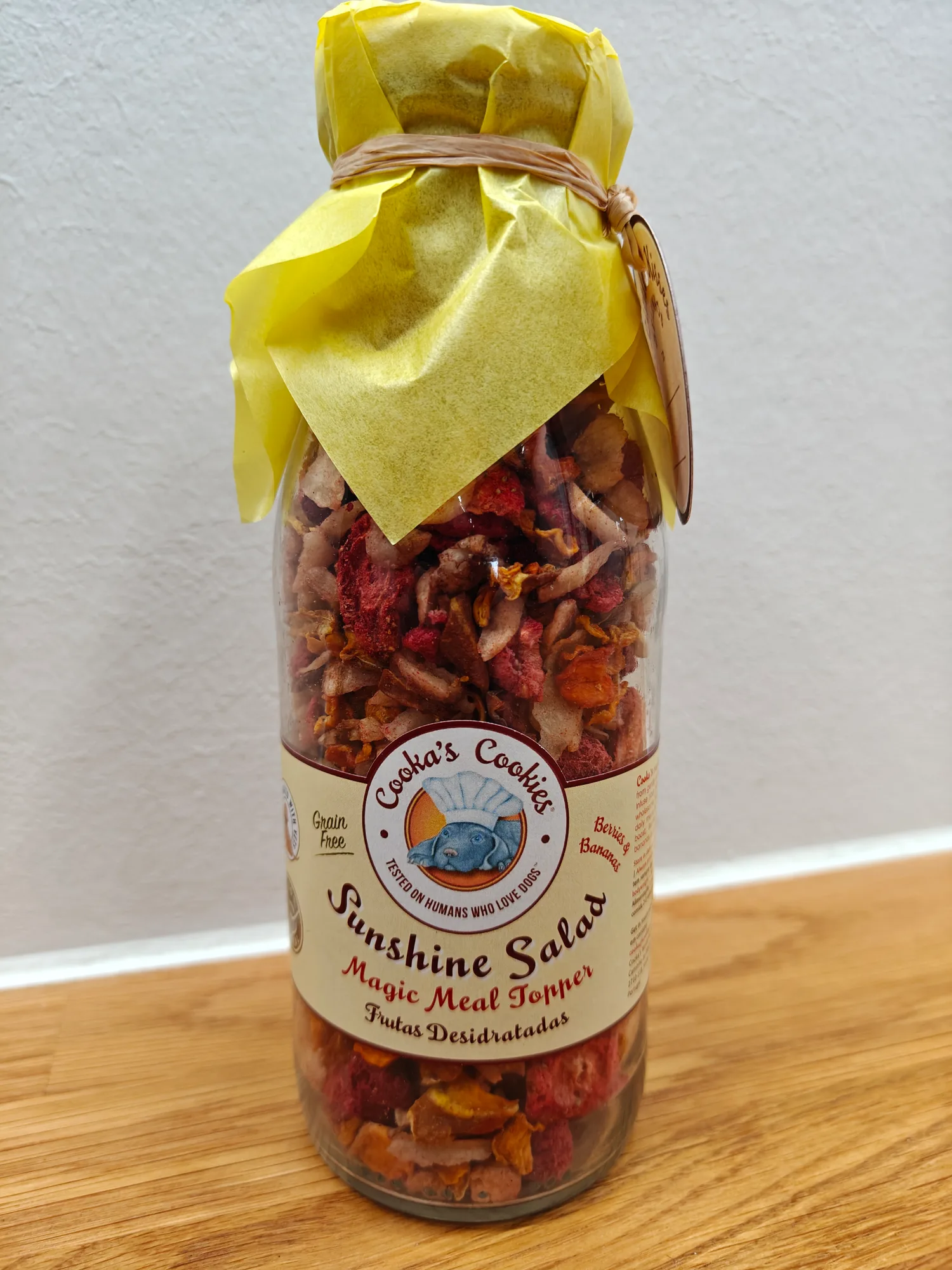 Sunshine Salad — lukket glasflaske med gult indpakningspapir og Cooka's Cookies-mærke
